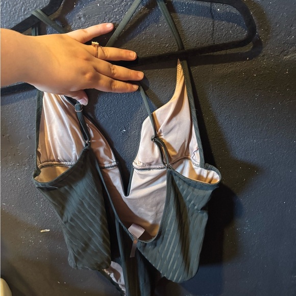 Women’s Shade & Shore Green V-Neck Ribbed Swimsuit - Picture 5 of 8